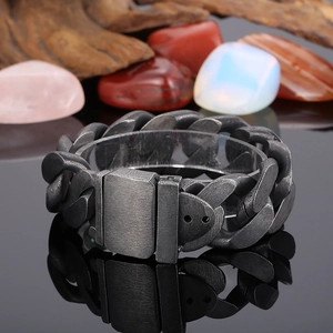 Gros plan détaillé du bracelet gourmette rétro avec boucle de ceinture sur bois
