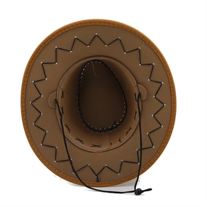 Détail d'un chapeau de cow-boy marron avec couture zigzag intérieure et mentonnière