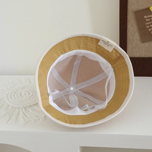 Detail eines Baby-Sonnenhuts mit verstellbarem Kordelzug und zweifarbigem Futter