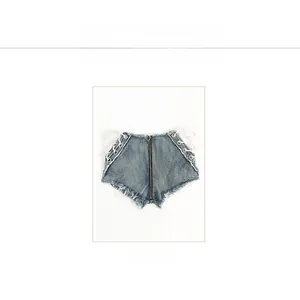 Dettaglio degli shorts di jeans blu con lacci laterali e occhielli in metallo