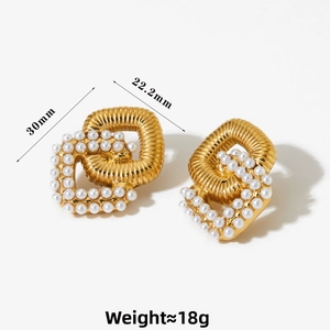 Macro detail of gold double-layer rhombic pearl earrings with 30mm x 22.2mm dimensions
