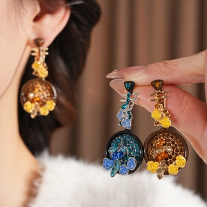 Orecchini pendenti Pipa vintage con fiori in smalto e cristalli brillanti da donna