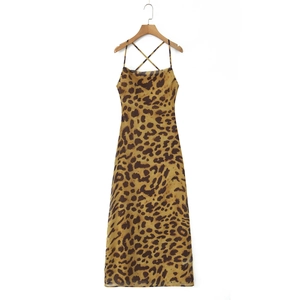 Détail de la robe longue léopard avec fines bretelles et décolleté bénitier élégant