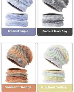 Détail de la doublure en polaire épaisse de l'ensemble bonnet en tricot dégradé et tour de cou