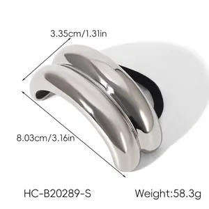 Détail macro de l'élastique en acier inoxydable argenté, dimensions 8,03cm et 3,35cm