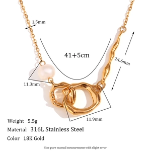 Collier en acier inoxydable plaqué or 18K avec anneaux asymétriques et perle blanche