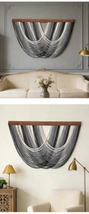 Détail d'une tapisserie bohème à franges dégradées avec perles et support en bois