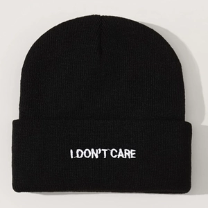 Klassische schwarze Strickmütze mit weißer I DON'T CARE Stickerei für Outdoor-Wärme