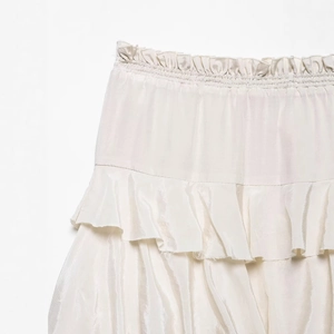 Eleganter weißer Lagenrock mit Rüschen aus seidigem Satin und elastischem Bund