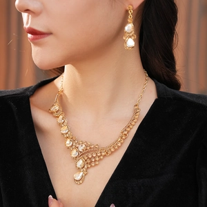 Mannequin portant un ensemble vintage de collier et boucles d'oreilles en cristal