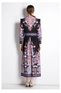 Vue arrière d'une robe maxi vintage à manches longues et motifs paisley détaillés