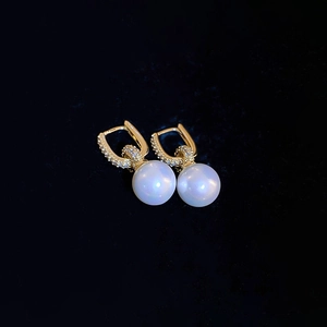 Élégantes Créoles En Cuivre Plaqué Or Avec Zircon Künstliche Perle D'Imitation Et Tige En Argent Pour Femme Style Doux