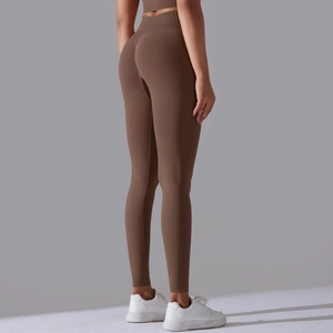 Detailansicht der nahtlosen High Waist Yoga Hose in Dunkelbraun mit Scrunch Butt Lifting Naht
