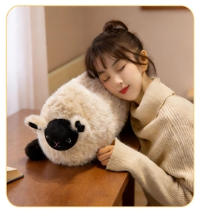 Détail du coussin en peluche agneau blanc doux avec texture duveteuse et visage de mouton