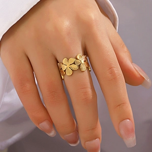 Bague florale rétro française en acier inoxydable plaqué or 18 carats sur un mannequin