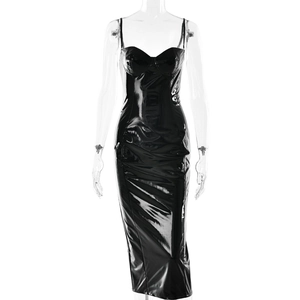 Robe midi noire brillante en latex avec décolleté en cœur sur fond blanc
