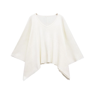 Dettaglio maglia a costine bianca con scollo a V, maniche a pipistrello e orlo obliquo