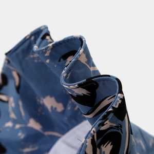 Gros plan sur la couture de l'ourlet et le motif floral du bord du chapeau de soleil