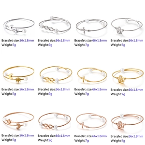 Bracciali a filo in oro, argento e rosa con ciondoli a forma di stella, luna e croce