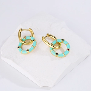 Pendientes bohemios bañados en oro de 18K con esmalte turquesa y circonitas de colores