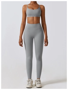 Détail du legging de yoga gris taille haute et brassière de sport au fini mat