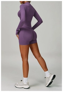 Détail du short de fitness violet taille haute et de l'ensemble de yoga à manches longues