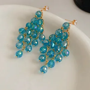 Elegante meerblaue Kristall Quastenohrringe mit Gold-Finish und Strass-Steckern