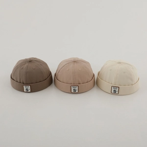 Tre berretti docker per bambini in marrone, kaki e crema con elegante toppa con lettera S