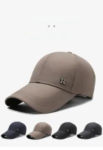 Dettaglio di cappelli da baseball in cotone con logo R in metallo in quattro colori classici
