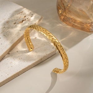 Bracciale a treccia minimalista placcato oro 18K su pietra con ombre di classe