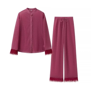 Ensemble de vacances rose foncé deux pièces avec poignets à plumes et tissu texturé chic