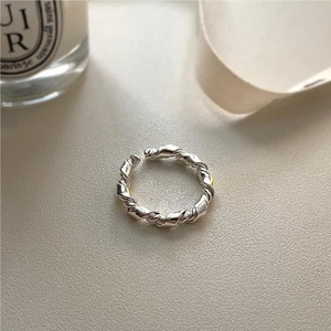 Detailed macro view of 925 sterling silver knotted twisted rope ring with adjustable opening