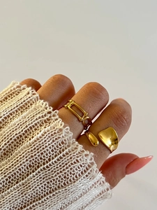 Détail de bagues irrégulières et à maillons plaquées or 18 carats pour un look tendance