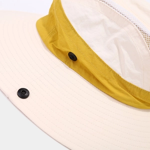 Dettaglio cappello da sole outdoor con rete traspirante e bottone a pressione metallico