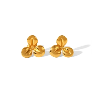 Détail de boucles d'oreilles tournesol en acier inoxydable plaqué or 18k poli brillant