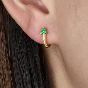 Eleganti orecchini huggie S925 dorati con pietre a trifoglio verde e pavé di zirconi