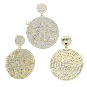 Details des Hip-Hop-Anhängers in Gold mit SELF MADE-Schriftzug und Zirkonia-Besatz