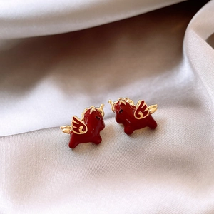 Élégantes boucles d'oreilles licorne en émail rouge et or sur tissu de soie