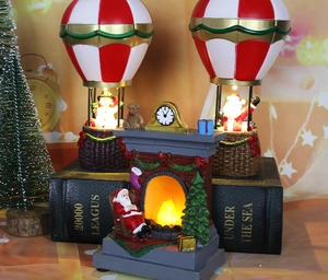 Detailansicht eines leuchtenden Weihnachtskamins aus Harz mit Weihnachtsmann-Figuren