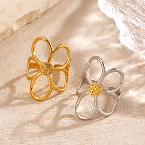 18K Gold und Silber hohle Blumenringe auf Naturstein, schicker floraler Edelstahlschmuck