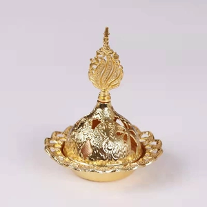 Brûle-encens oriental en métal doré avec couvercle ajouré et décorations de flammes