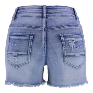 Detailansicht der High-Waist-Denim-Shorts mit Destroyed-Taschen und Fransensaum