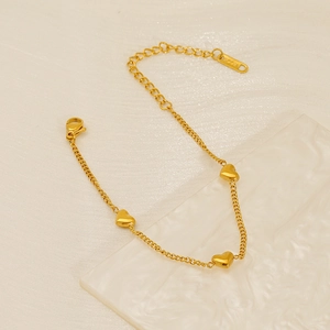 Pulsera de corazones de plata de ley 925 bañada en oro sobre fondo beige texturizado