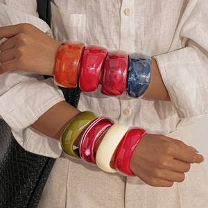 Set of 8 colorful acrylic bangles featuring vintage tortoiseshell and geometric patterns