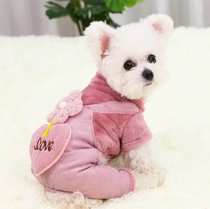 Primer plano del mono rosa para mascotas con bordado Love y detalles de flores