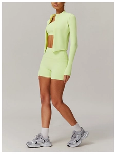 Détail de l'ensemble de yoga vert fluo avec veste brassière et short de sport ajusté