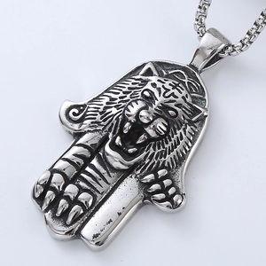 Collier pendentif Main de Fatma Viking avec gravures de tête de lion celtique en acier