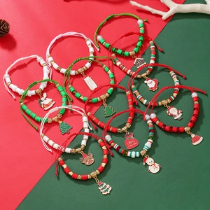 Vue à plat de bracelets de Noël colorés avec Père Noël sur un fond festif thématique