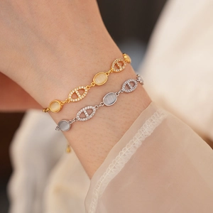Vue macro de bracelets dorés et argentés avec diamants et pierres d'opale