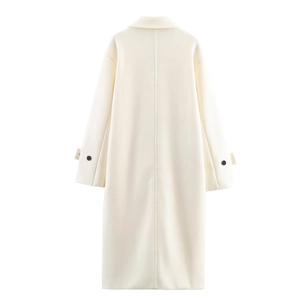 Vue arrière d'un long manteau en laine crème avec couture verticale et détails de boutons